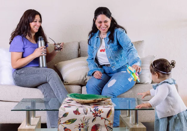 Foto de familia feliz disfrutando el tiempo en el living