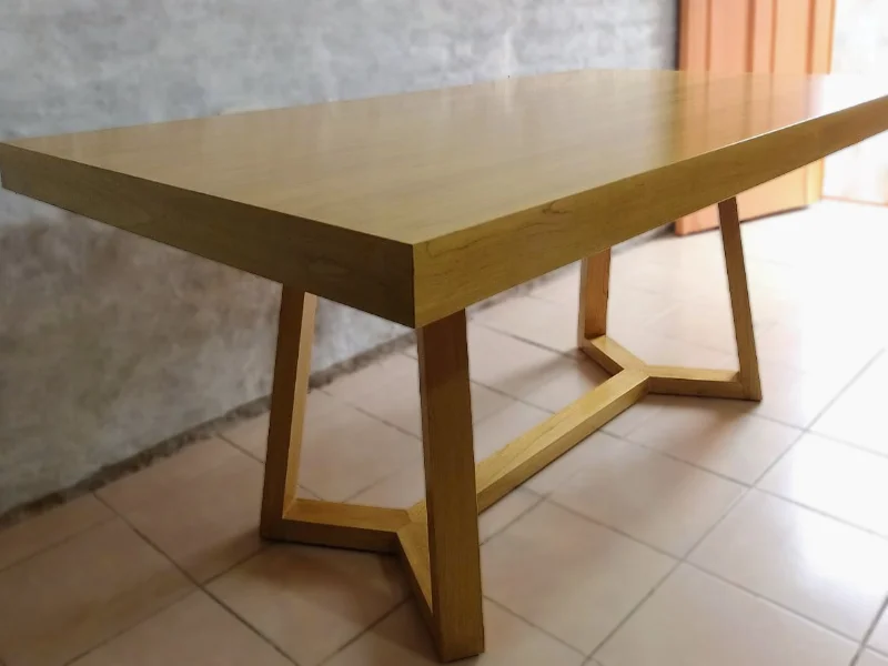 Mesa de comedor rectangular de madera de guatambú