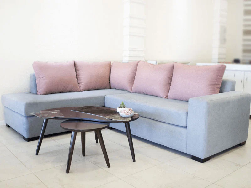 Esquinero Moderno tapizado cuerpo de color azul pálido y almohadones color rosa viejo