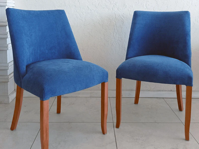 Silla Bruna estilo contemporaneo elegante tapizado azul patas madera natural