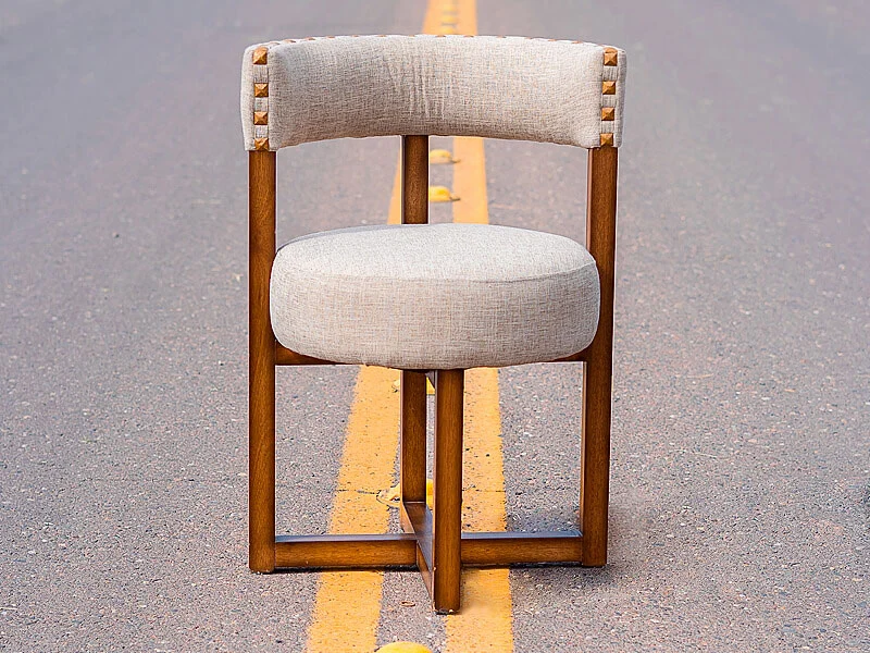 Silla medallon estilo moderno y minimalista estructura de madera respaldo y asiento tapizado color blanco