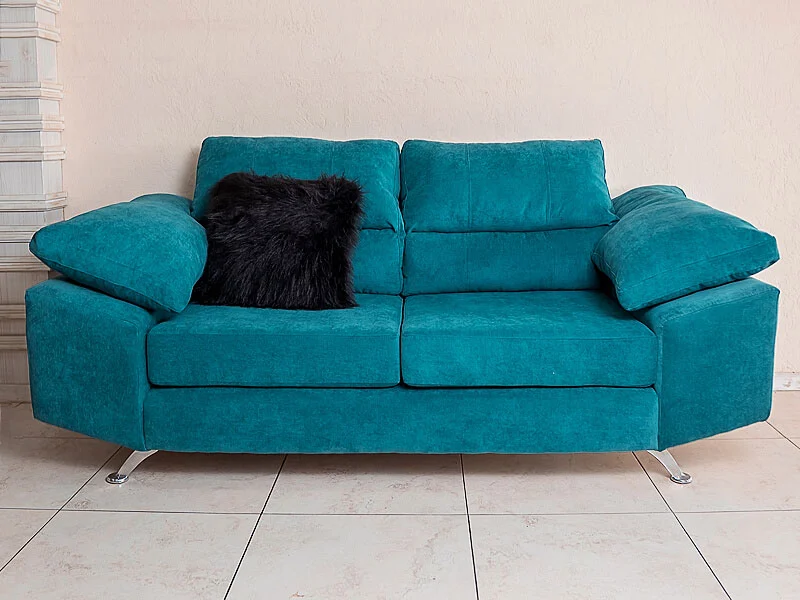 Sofá turquesa de dos plazas con diseño moderno, brazos anchos y patas metálicas cromadas.