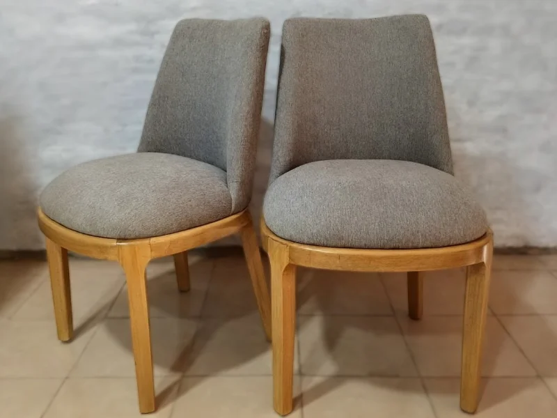Silla medallon estilo moderno y minimalista estructura de madera respaldo y asiento tapizado color blanco