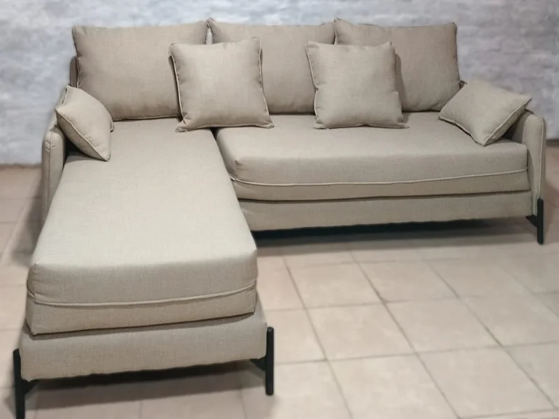 Esquinero amplio con divan tapizado resistente color beige